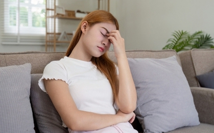 "Vùng kín" có mùi lạ và khô, bác sĩ tiết lộ "4 triệu chứng" có thể là teo âm đạo, phụ nữ mãn kinh càng không được bỏ qua