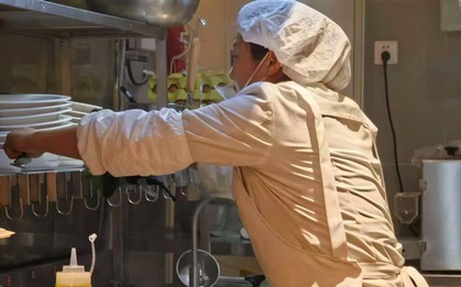 Thu nhập hơn 7 triệu đồng, làm việc 14 tiếng/ngày: Nhóm lao động tưởng “lép vế” nay giữ vai trò quan trọng cho ngành dịch vụ thay người trẻ