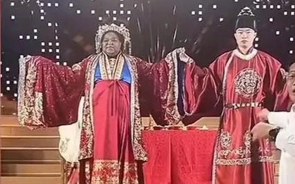 Chú rể Trung Quốc cưới cô dâu Mỹ hơn 20 tuổi: Tin đồn "10 triệu USD" và biểu cảm "gây bão" của mẹ chồng