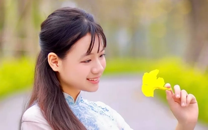 Hà Nội xao xuyến mùa hoa ban tím, phong linh nhuộm vàng góc phố