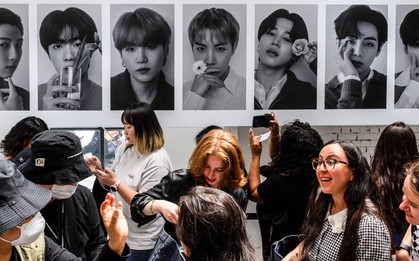 "Cỗ máy in tiền" BTS tái xuất: Một tiếng biểu diễn tại Seoul khiến cả thế giới đổ dồn túi tiền về Hàn Quốc, chính phủ nâng mức cảnh báo khủng bố