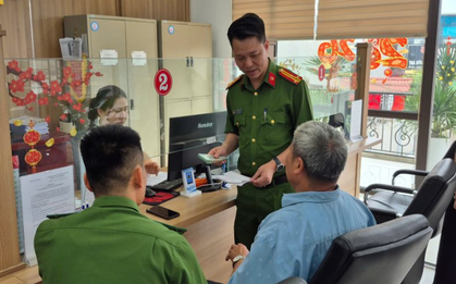 Người đàn ông SN 1953 tới ngân hàng giao dịch 40 triệu đồng, công an ập tới xác minh