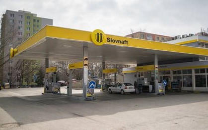 Người nước ngoài đổ xô đến mua nhiên liệu giá rẻ khiến trạm xăng 'gần như cạn kiệt', một quốc gia EU lập tức hành động