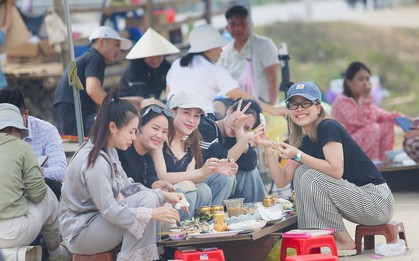 Du khách 'phát sốt' với cá trích nướng bãi biển