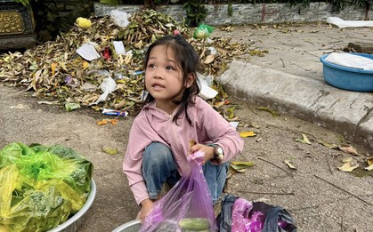 Bé gái mồ côi cha ngồi bán rau ở đường khiến nhiều người xúc động: Diễn biến không ngờ sau đó