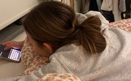 Khoảng 30 phút trước khi đi ngủ, bạn dễ tiêu tiền nhất: 3 việc nhiều người vẫn làm mỗi tối