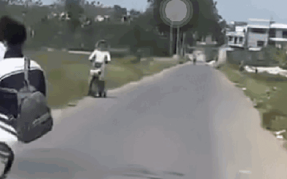 Hai nam sinh lái xe lạng lách, tông vào một phụ nữ dừng xe ven đường để tránh