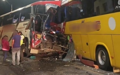 2 xe buýt va chạm, 5 người tử vong, 21 người bị thương
