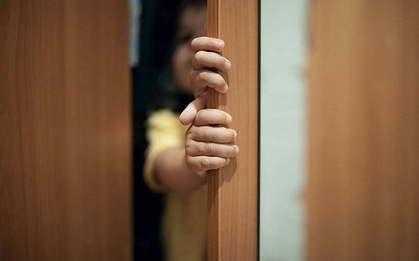 "Tối qua bố đánh mẹ, mẹ hét lên đau đớn" - Đứa trẻ mách khiến bà ngoại đỏ mặt xấu hổ, suýt làm rơi cả cốc nước