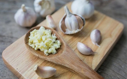 Kiên trì ăn tỏi mỗi ngày để “ngừa ung thư”, người phụ nữ 62 tuổi nhận kết quả khám sức khỏe khó ngờ sau 6 tháng