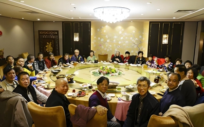 Đi họp lớp, bạn bè khoe làm giám đốc, trưởng phòng, tôi nói mình làm shipper: Về đến nhà, nhận được tin nhắn khó có thể quên