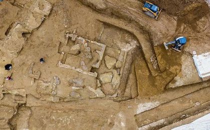 Xây ký túc xá, lộ ra 3 ngôi mộ cổ chứa “vật thể lạ”