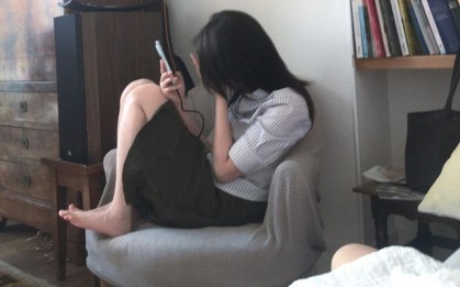 Bị mẹ mắng "con có còn là con người không” vì không nghe điện thoại: Phụ huynh bạo lực ngôn từ, con cái vẫn không được hỗn?