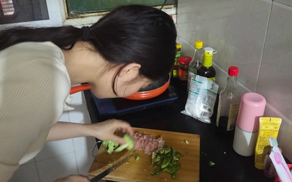 “Kệ đi. Nó không biết làm gì đâu” - Mẹ bênh em trai, bắt chị gái làm tất cả việc nhà: Đến năm 2026 rồi nhiều gia đình vẫn còn phân biệt đối xử kiểu này!