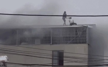 Người đàn ông kể giây phút bắc thang cứu 7 người trong vụ cháy ở Hà Nội: "Rất nguy hiểm nhưng tôi nghĩ phải cố gắng hết sức"
