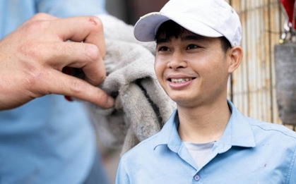 Danh tính người đàn ông phá mái tôn cứu người trong đám cháy rồi âm thầm rời đi: “Ông trời có mắt hết. Mình giúp được gì thì giúp thôi”