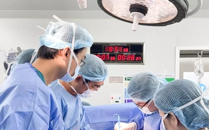 Hai bệnh viện đầu ngành phối hợp mổ bóc khối u 12kg, bảo toàn cơ hội làm mẹ cho cô gái