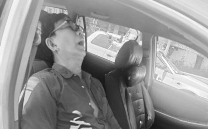 Một ca sĩ đột tử khi đang xếp hàng chờ đổ xăng