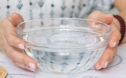 Vì sao nên đặt bát nước quanh phòng khi đi du lịch?