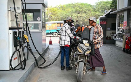 Người đi xe máy tại nước ASEAN này chỉ được mua 8 lít xăng mỗi tuần