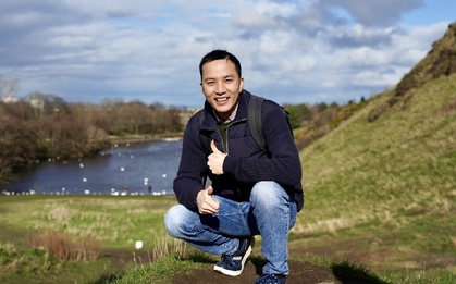 Từ cậu bé 4h sáng lội bùn đi học đến top 2% nhà khoa học ảnh hưởng nhất thế giới