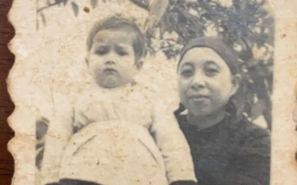 Cậu bé được mẹ ẵm trong bức ảnh giờ là tên tuổi đình đám showbiz Việt: Gia thế "không phải dạng vừa", giờ dạy con khéo