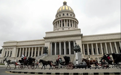 Cạn sạch xăng, đường phố Cuba xuất hiện cảnh như 'xuyên không': Người dân phải dùng thứ tưởng đã lỗi thời