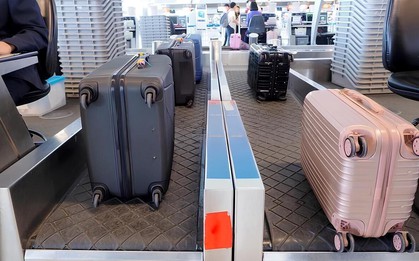 Vì sao nên quay bánh xe vali ra ngoài khi cân hành lý đi máy bay?