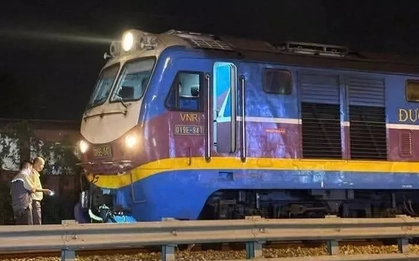 Hà Nội: Tàu hỏa va chạm xe máy, 2 người tử vong