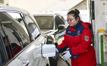 Chi phí nuôi ô tô xăng tăng 700 nghìn đồng/tháng, xe điện bỗng trở thành 'phao cứu sinh': Cả thế giới 'quay xe' chỉ trong 1 tuần