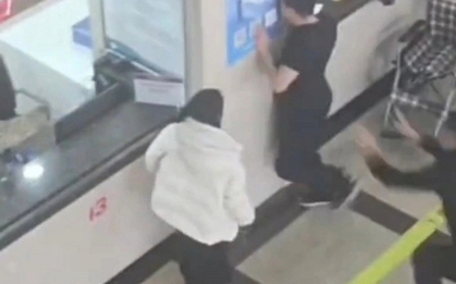 Ghen tuông vì bác sĩ nam khám cho vợ bầu, chồng đến đại náo bệnh viện, đòi "mai ly hôn" và húc đầu vào tường tự tử