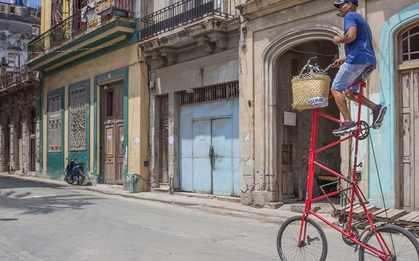 Cạn xăng triền miên, đường phố Cuba như 'xuyên không' khi phương tiện tưởng đã biến mất đồng loạt trở lại