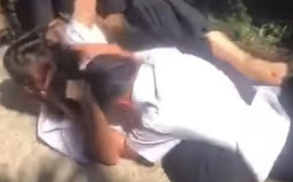 Rùng mình với clip nữ sinh đánh bạn bầm dập, nhóm bạn reo hò