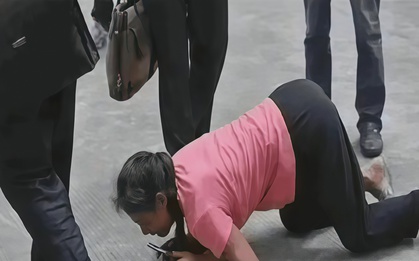 "Nó là em ruột của con mà!" - Người mẹ ngoài 60 tuổi quỳ xin con gái, câu đáp trả của cô gây tranh cãi