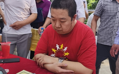 Cao thủ cờ tướng Trung Quốc sang Việt Nam đấu hội làng thua ngay vòng loại