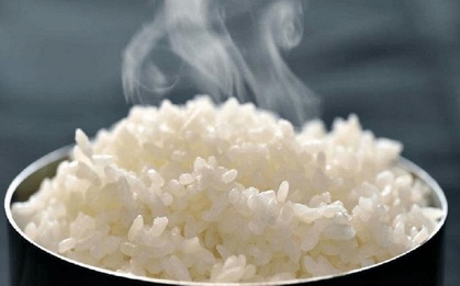 Khi nấu cơm, tại sao lại cho thêm giấm trắng và dầu ăn?