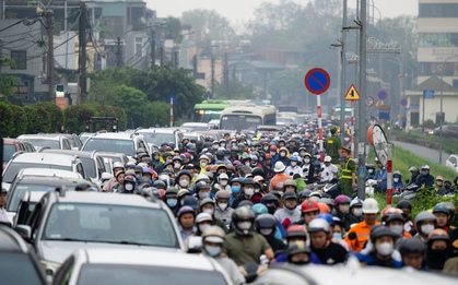 Cầu Long Biên tạm dừng, Chương Dương quá tải: Người dân mệt mỏi chôn chân giữa dòng xe ùn tắc