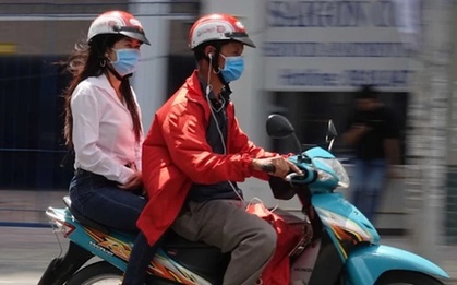 Người vừa lái xe máy vừa đeo tai nghe sẽ chịu mức phạt nào? Bộ Công an giải đáp