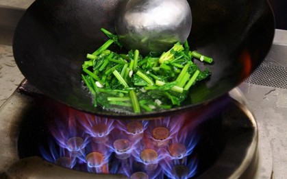 Dầu ô liu "chịu thua" loại dầu này khi nấu món xào, bác sĩ nghiêm mặt: Có 3 loại dầu ĐỪNG BAO GIỜ dùng!