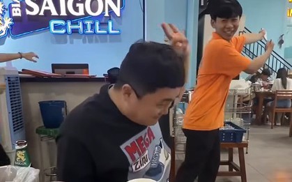 Không nói tiếng Việt hay Google dịch, khách Hàn làm 1 hành động lạ khiến nhân viên lập tức hiểu ý: 90.000 người xem xong phải “há hốc”