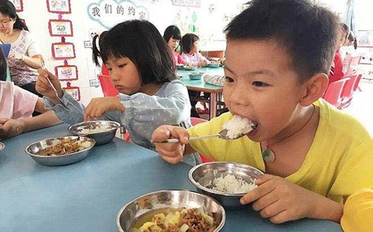 Dặn con bí mật chụp ảnh bữa ăn bán trú, bà mẹ tá hoả khi xem ảnh: Thế cũng xứng gọi là "cơm trưa" sao?