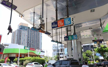 Láng giềng Việt Nam ghi nhận giá xăng cao kỷ lục