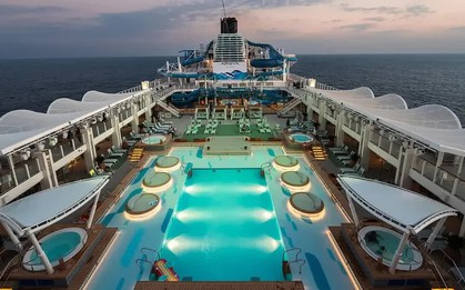 Ác mộng của nhà giàu: Hàng ngàn hành khách đang mắc kẹt trên các du thuyền tại Trung Đông, không thể đi tiếp cũng không thể về nhà