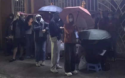 Giải mã "cơn sốt" đội mưa xuyên đêm chờ đăng ký cho con vào lớp 10