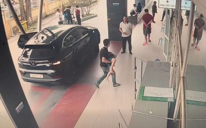 Tài xế vượt đèn đỏ đưa bé trai hóc dị vật đi cấp cứu, bà nội kể "cháu ăn kẹo, không may gặp nạn"