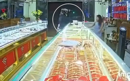 Thanh niên bịt mặt xông vào tiệm vàng ở Đắk Lắk với biểu hiện bất thường