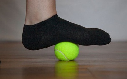 Vì sao bóng tennis lại được ví là thuốc giảm đau tự nhiên?