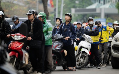 Lo giá xăng tăng mạnh vào chiều 5/3, người dân và nhiều shipper Hà Nội xếp hàng chờ đổ đầy xăng từ sớm