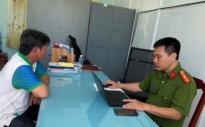 Tịch thu hàng loạt các tờ tiền VNĐ, tiền xâu, cùng 6 điện thoại di động, 8 xe mô tô tại nhà của người đàn ông SN 1971