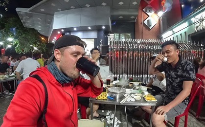 Không hiểu "nhậu" trong tiếng Việt chính xác là gì, anh Tây "mắc kẹt" 5 tiếng trên bàn tiệc